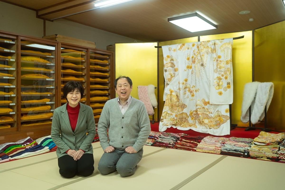 福間直彦さん（右）と淳子さん。着付をしながらのお客さまとのおしゃべりでは、観光から食事までアドバイスを熱心に行っているの写真。