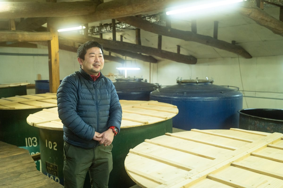 中村酒造４代目中村雅一さん。「試飲だけでなく、お客さまが好みの銘柄を見つけお買い求めいただけるような、過ごしやすい空間づくりを心がけています」の写真