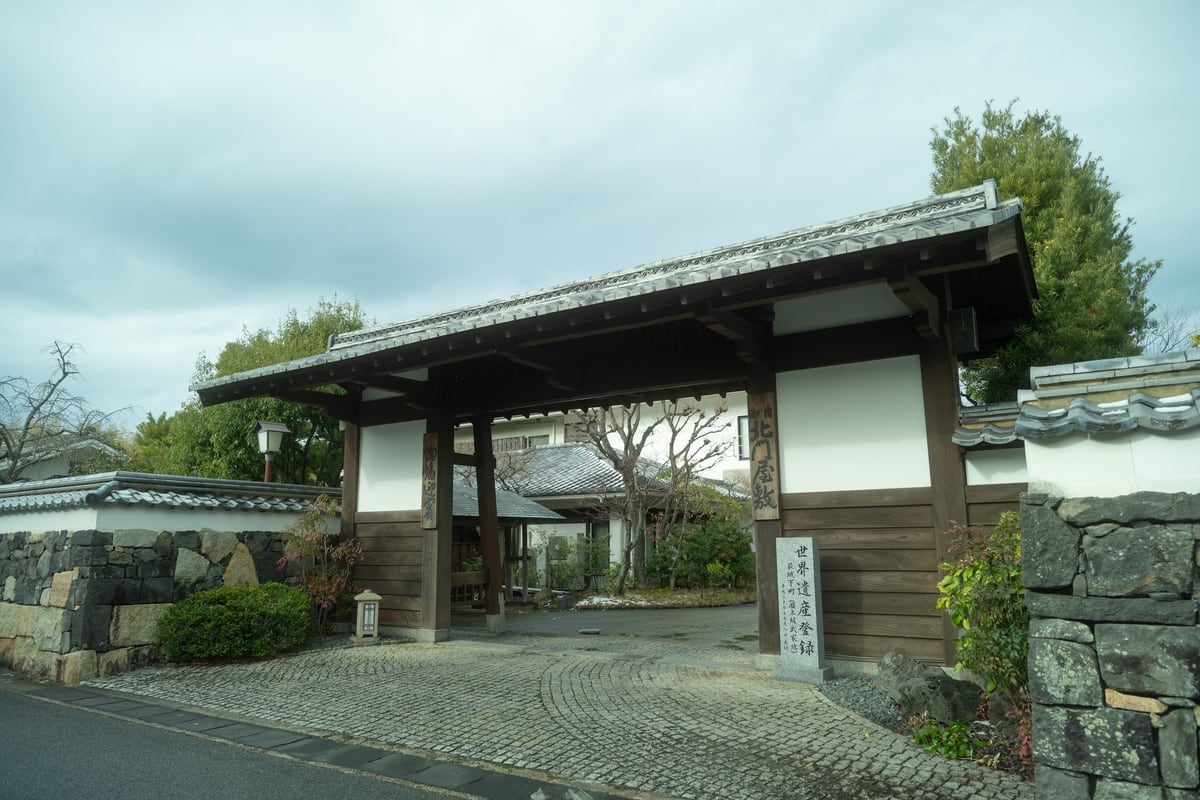 武家屋敷を思わせる北門屋敷の表門。歴史が刻み込まれた門構えで、宿泊客を迎え入れることがこのまちの魅力となっているの写真。