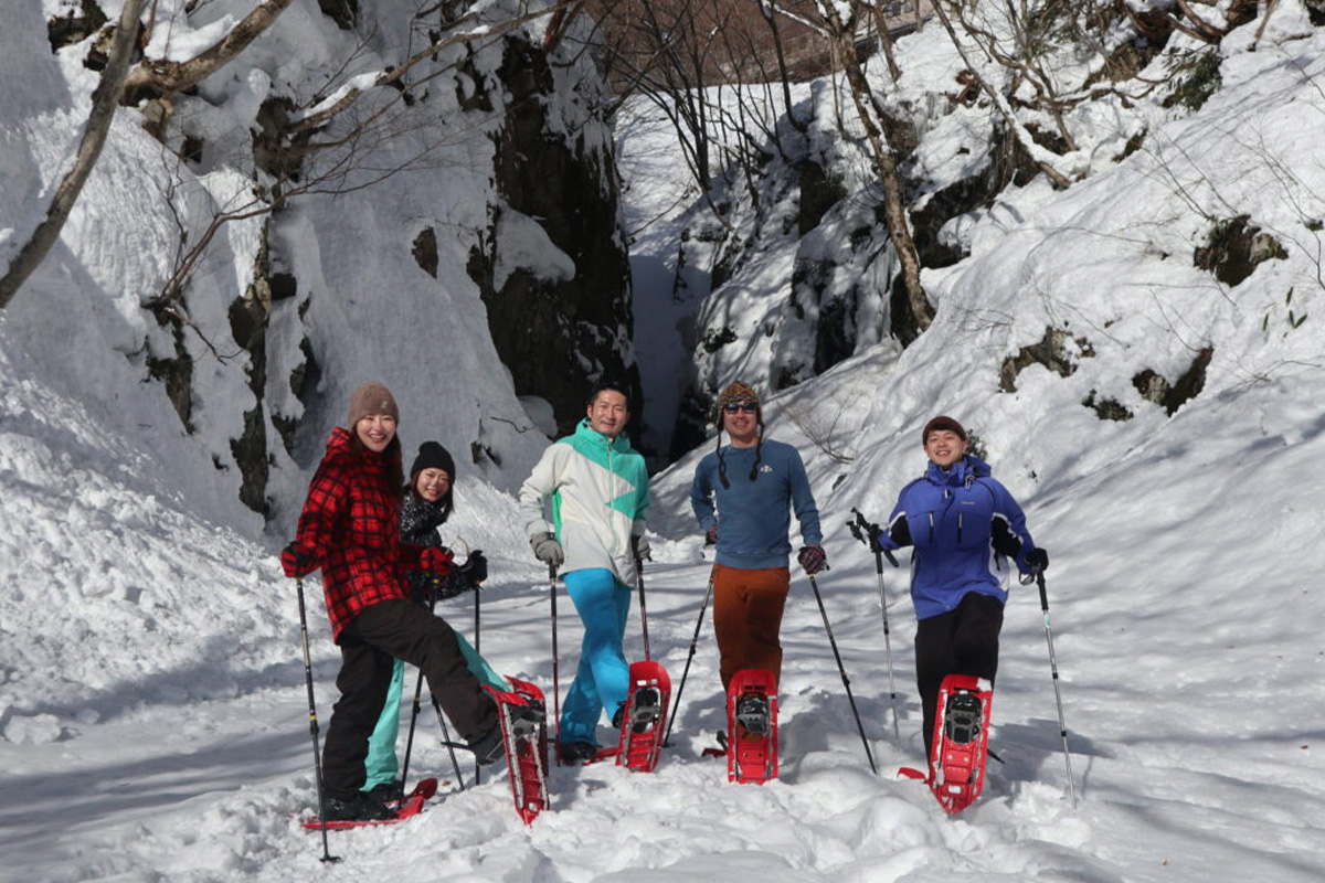 スノーシュー体験や冬山登山体験のプログラムを提供。
