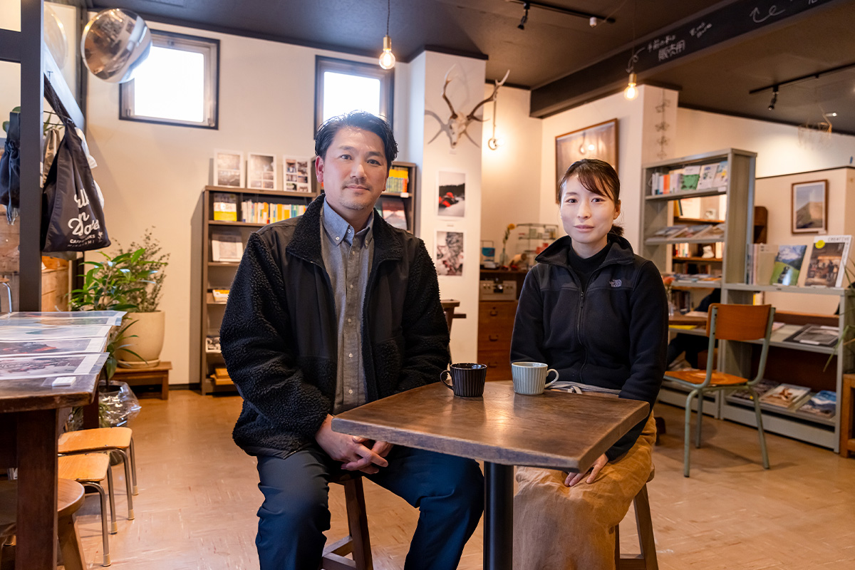 澁澤健剛さん（左）は本の選書や広報を担当。妻の美香さんは、カフェで料理を担当するとともに、地元の水とお米を使ったおにぎり店を営んでいる。