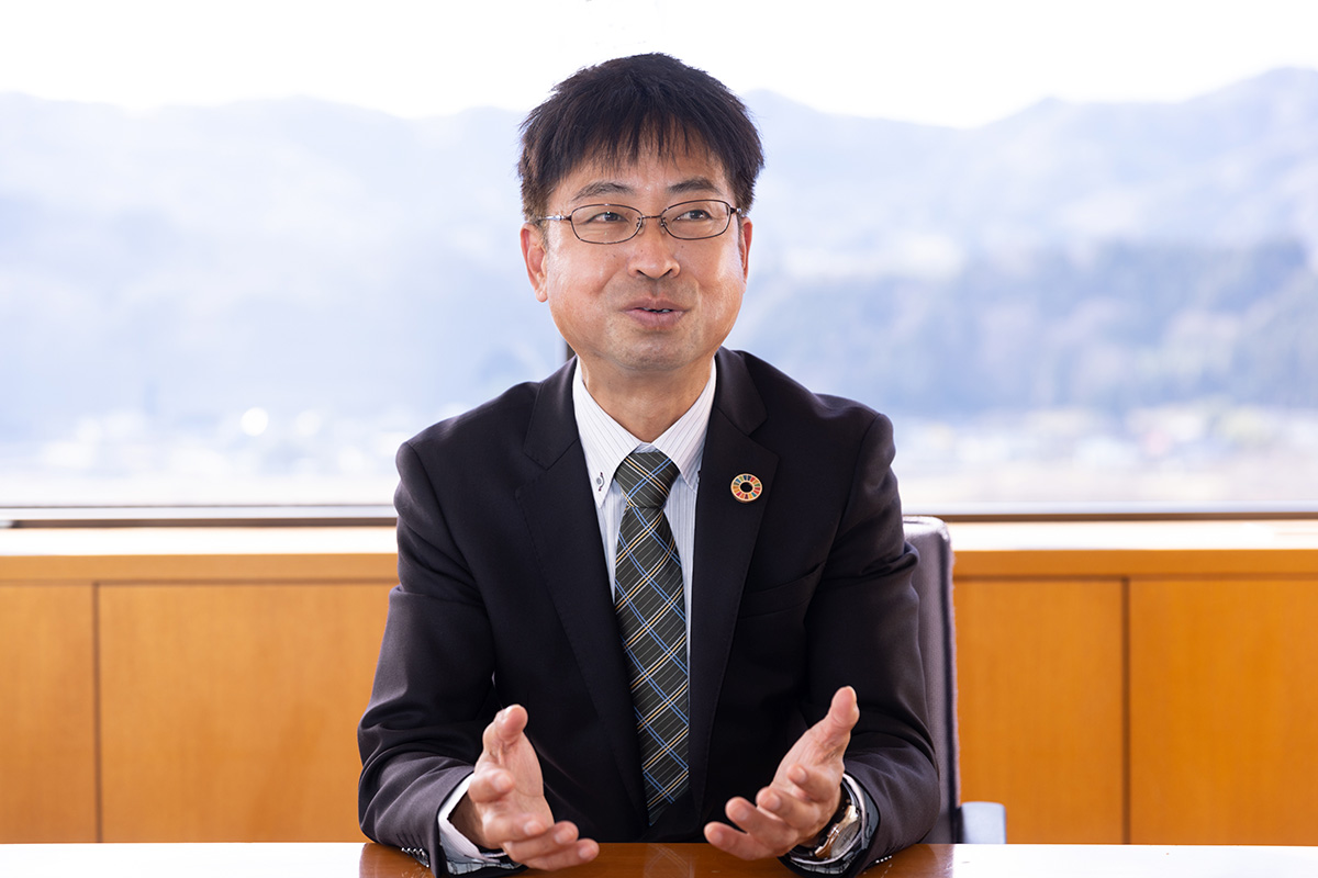 みなかみ町の計画を中心となって遂行する役場総合戦力課地方創生室の石坂貴夫さん。「水と森の楽園」再生に向けた課題解決に取り組んでいる。