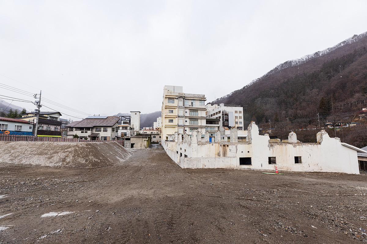 廃屋撤去現場は、温泉街の中心に位置する。撤去によってまちの中心の廃墟が観光資産として再生することになる。