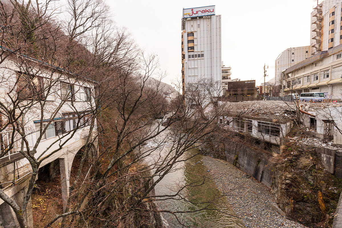 別の廃屋撤去現場。交通量の多い岸辺にあった大きな廃屋を撤去することで、利根川の眺めと温泉街の情緒の回復を目指す。