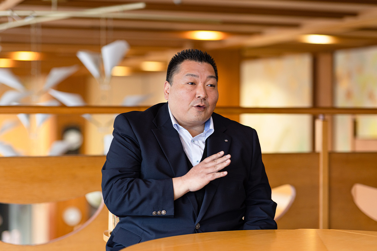 〈水上館〉管理部長の澁谷剛士さん。まもなく創業100年を迎える老舗旅館の魅力向上は、長年の課題と話す。