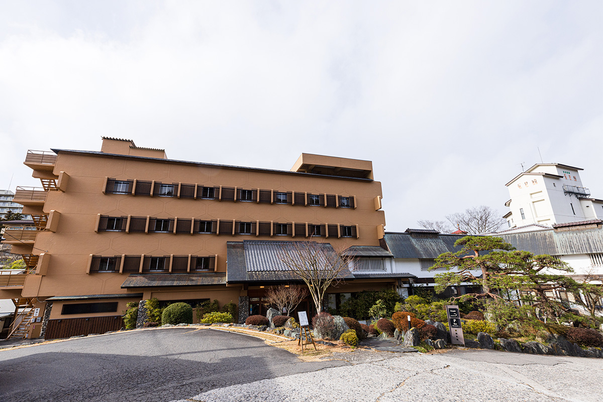 周囲の景観に溶け込むシックな色合いに外観が塗り替えられた辰巳館。