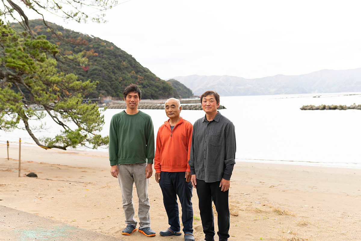 左から河原正和さん、浜本彦幸さん、下亟由明さん。「競合ではなく仲間という感覚が昔から強い地域」と浜本さん。地域の課題を協力して解決してきた経験が下地にある。