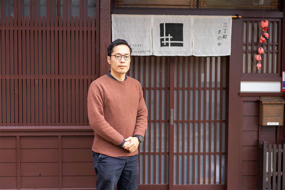 〈まちづくり小浜〉の代表取締役社長、御子柴北斗さん。移住者である御子柴さんは、地元のさまざまな事業者から信頼を得ながら、小浜市を“面”で活性化させる取り組みのけん引役を担う。