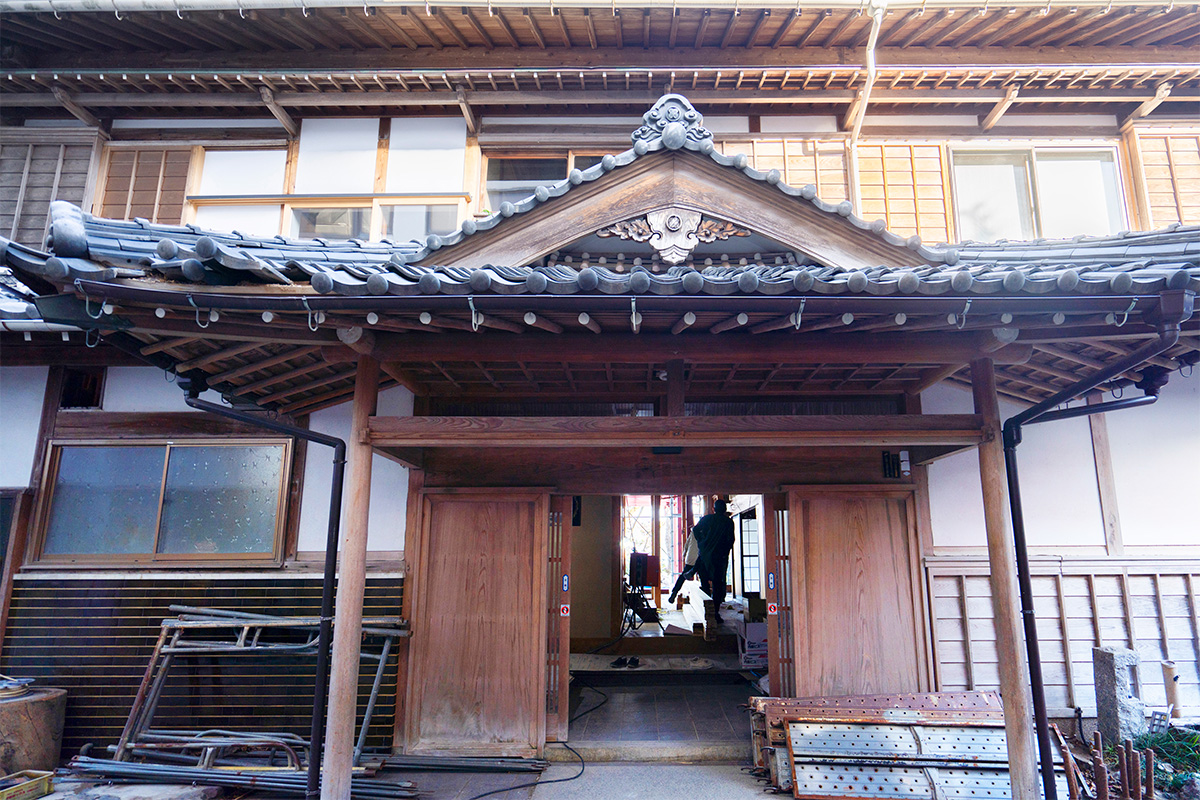 改修中の元〈いたや旅館〉。阿納集落を象徴する建物だったこともあり、地元の住人から残したいという声も大きかったそう。