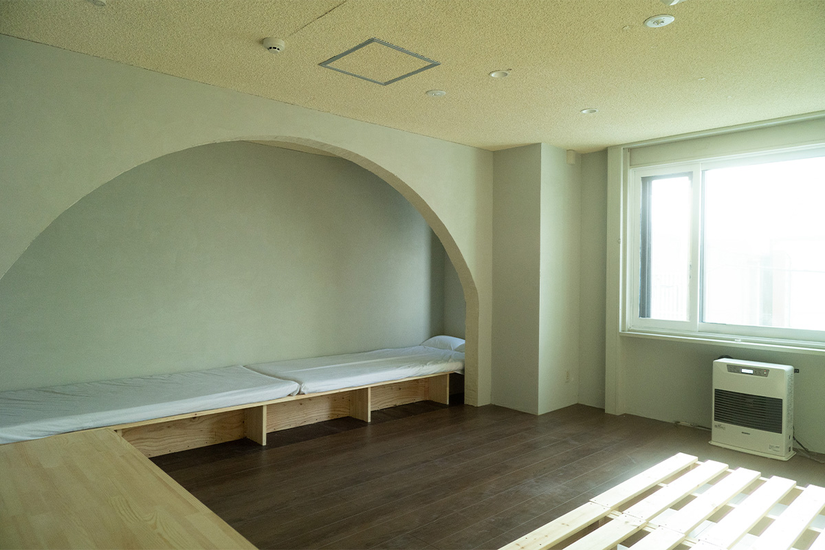 個室も新設し、多様な客層を受け入れられるよう改修中の写真。