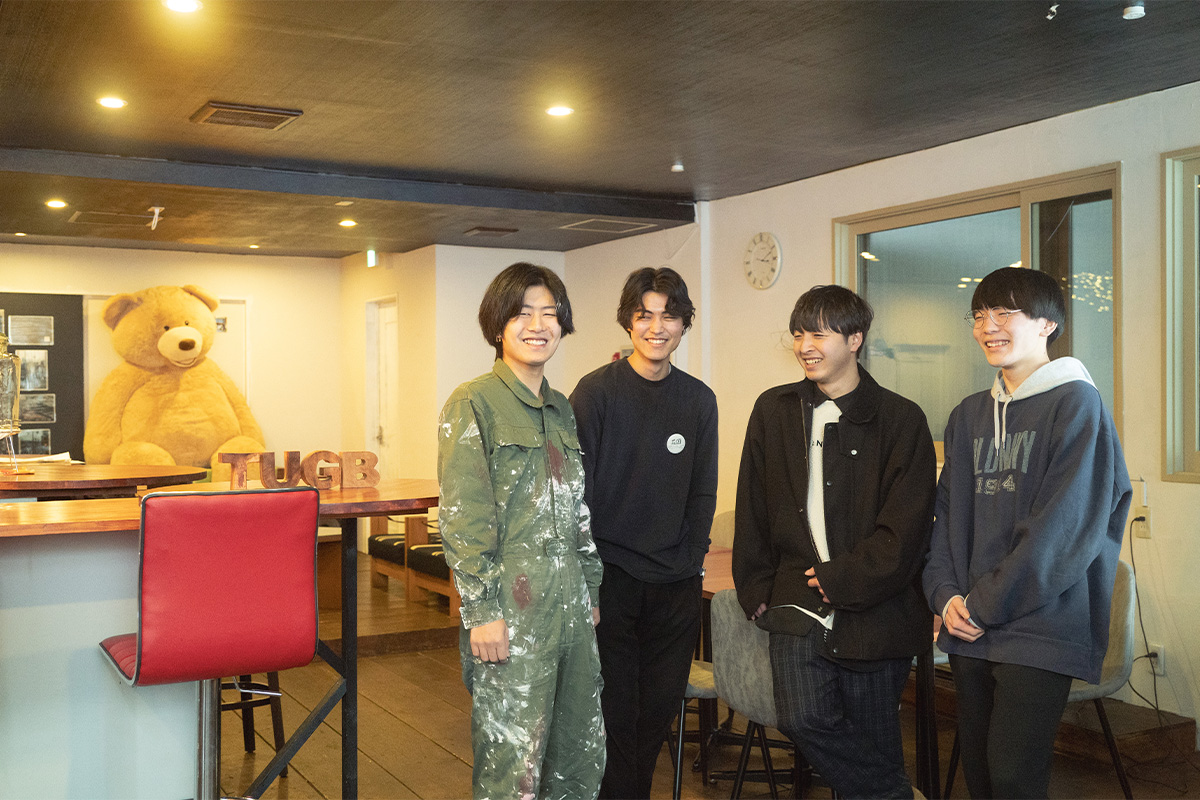 和気あいあいと語らう、〈合同会社PoRtaru〉のメンバーとシェアハウスの皆さん。右から2番目が歌原大悟さんの写真。